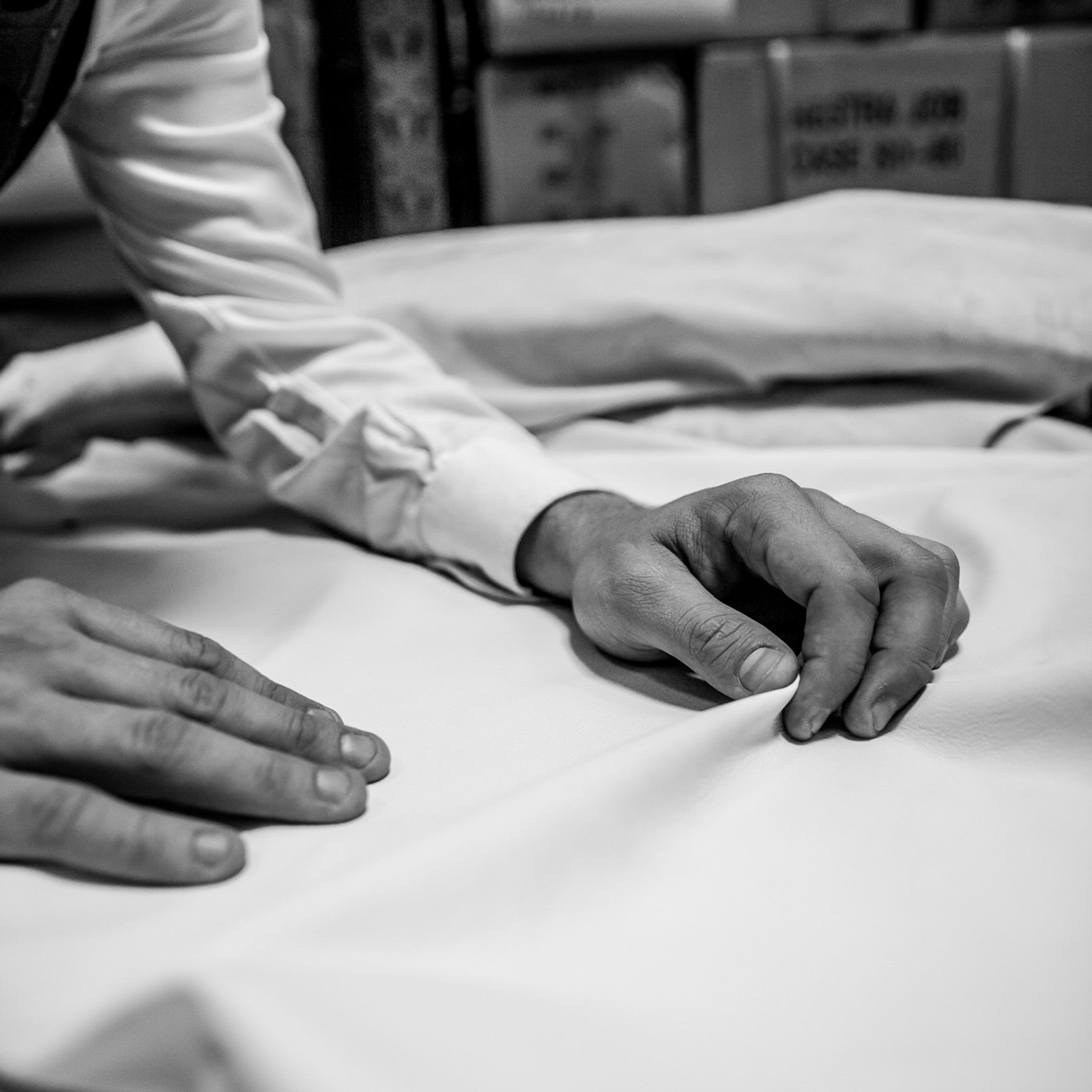 Inifrån vår handskfabrik, med rader av arbetsplatser och dagsljus genom fönstren