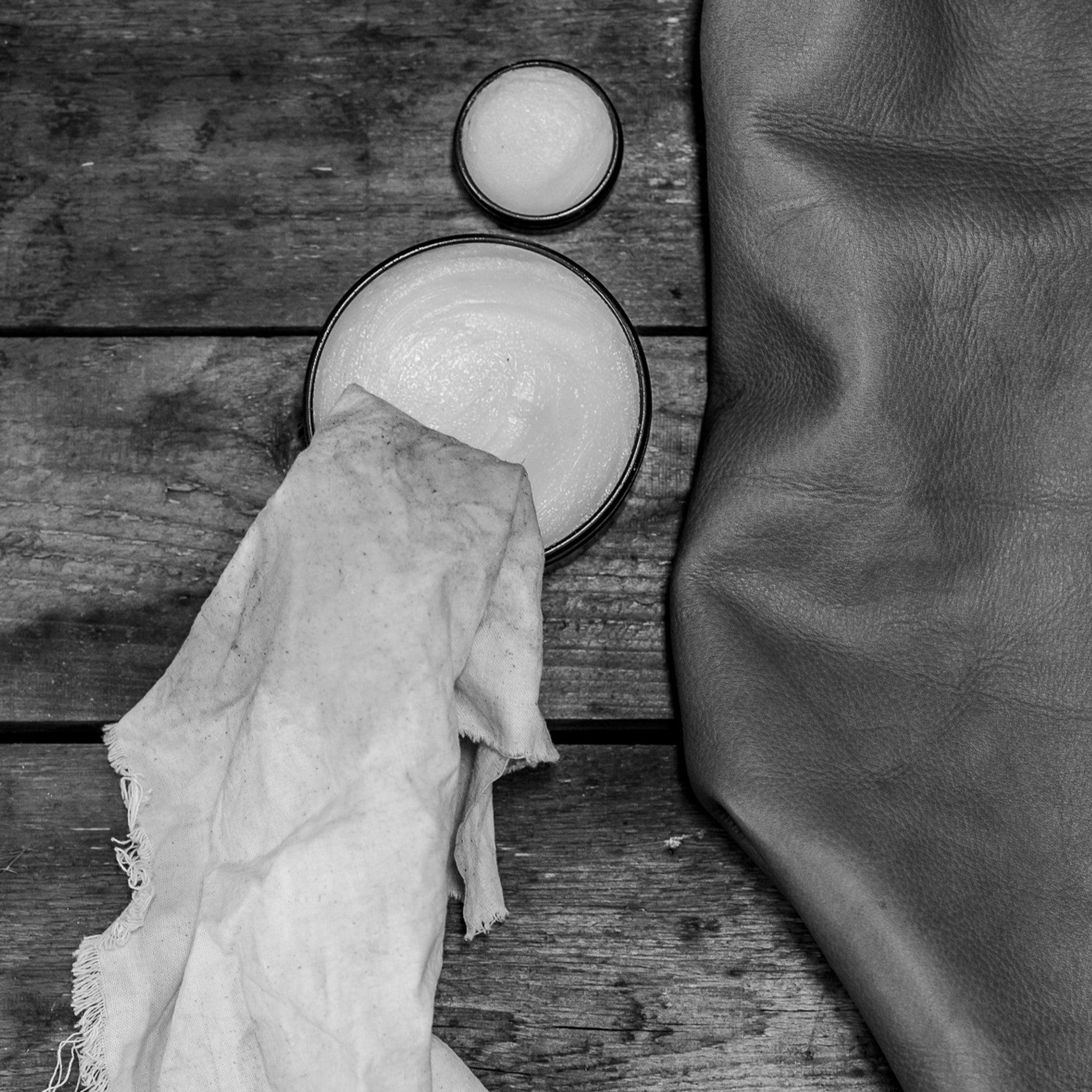 Inifrån vår handskfabrik, med rader av arbetsplatser och dagsljus genom fönstren