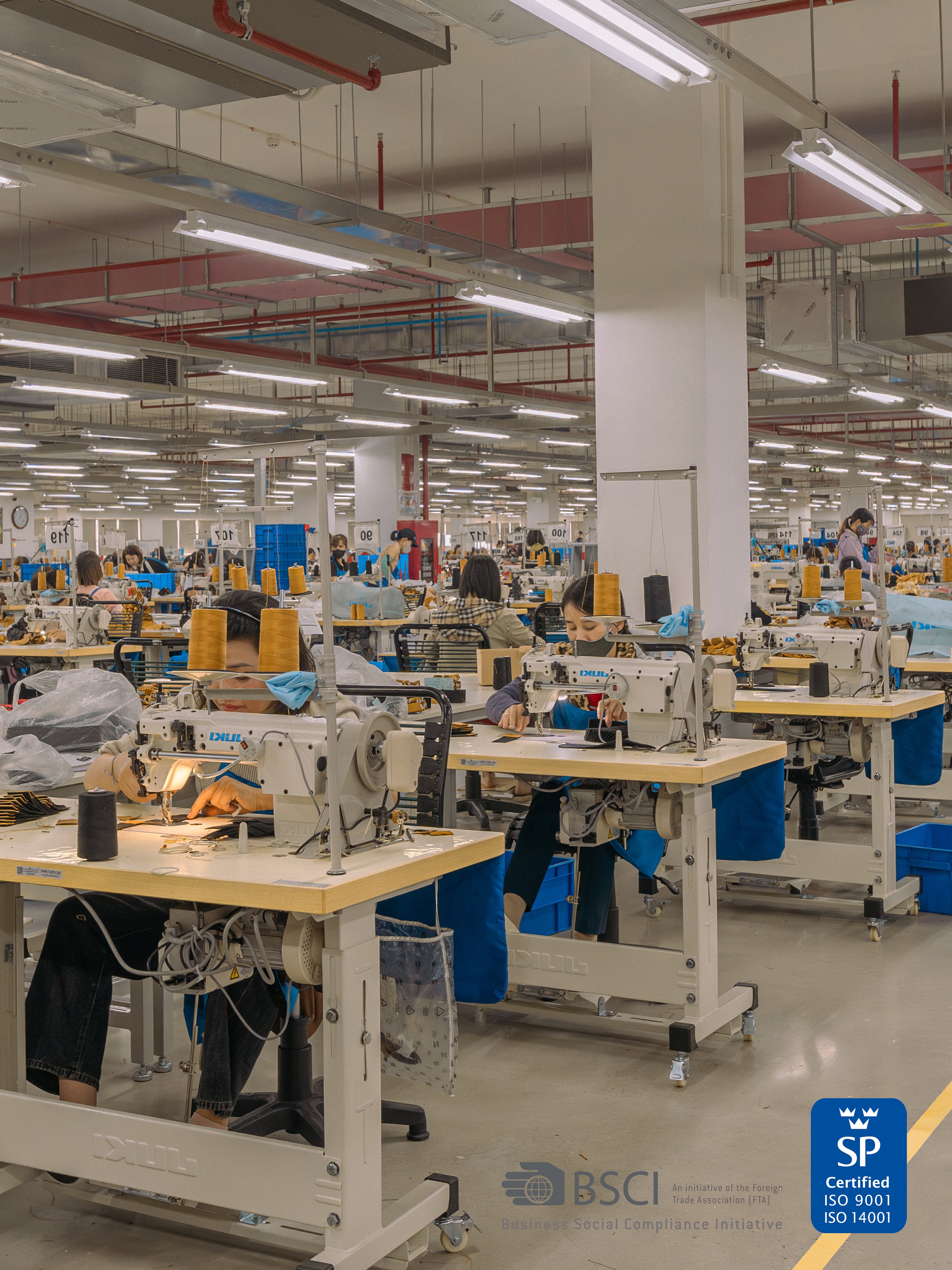 Närbild: en av våra hantverkares händer som syr en skinnhandske i industrisymaskin